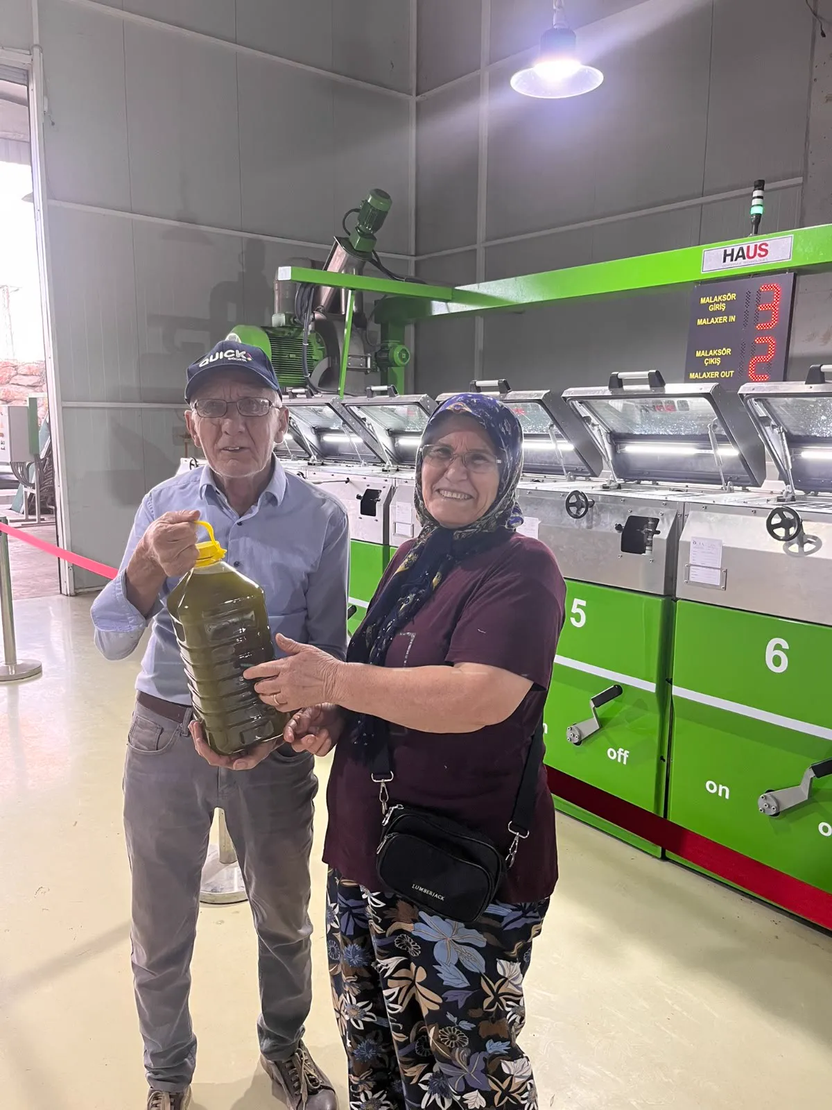 Kendi zeytinlerinin yağını teslim alan üreticiler